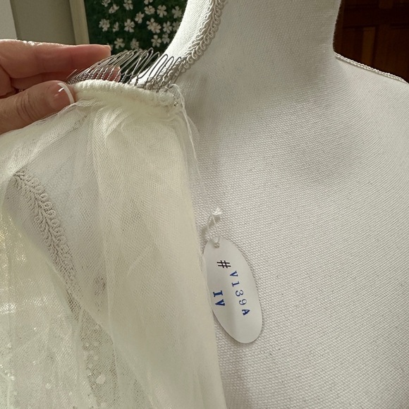 New With Tags In Bag 32” Mid Length Sequin And Bead Edge Tulle Veil - Picture 6 of 6
